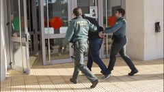 Embiste a un coche de la Guardia Civil en Ordes tras robar en un bar en Carballo y en un estanco de Tarago�a