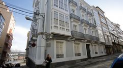 CALLE ARCE.  Sin respeto a la rehabilitaci�n. Los cables no respetan ni esta vivienda recientemente rehabilitada que luce flamante en la esquina de las calles Arce y Magdalena.