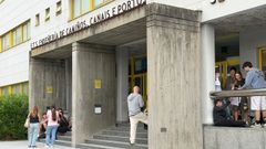 Alumnos a las puertas de la facultad de Caminos de la UDC para los ex�menes extraordinarios de la PAU