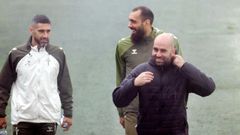 El entrenador del Celta, Claudio Gir�ldez; su segundo, R�ber Fern�ndez, y el jugdor Borja Iglesias, en un entrenamiento.