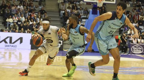 Felipe dos Anjos, a la derecha con el 23, jugando contra el Obradoiro en la ACB