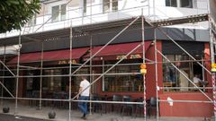 Instalaci�n de andamios en un inmueble de Ribeira en el que se cambiar� la cubierta.
