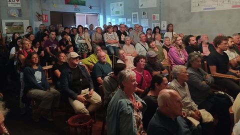 <span lang= gl >O público encheou na «Tarde Crebinsky» un espazo que en tempos foi unha corte para dez vacas e que o actor Pepe Penabade reconvertiu en centro de dinamización social e cultural</span>