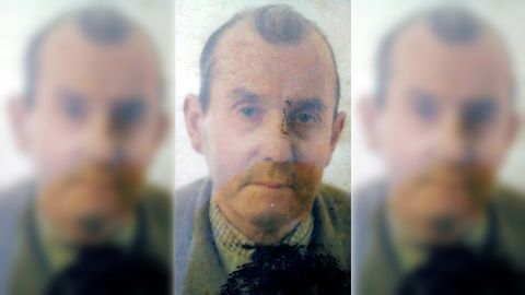 Juanito O Meregildo, en la foto de su carn� de identidad que recuper� la asociaci�n de vecinos que le homenajea.