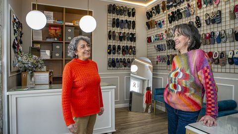Estrella y �ngeles Regos regentan la zapater�a familiar que fund� su padre en Ribeira