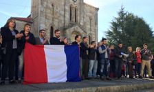 Lal�n despleg� la bandera tricolor en repulsa por los atentados de Par�s y como apoyo al pueblo franc�s
