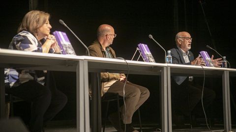 PRESENTACION DEL LIBRO IRMANDIAS, DE AURORA MARCO, EN RIANXO, EN EL ACTO MENSUAL DE BARBANTIA