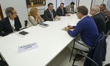 La oposici�n escenific� la ausencia de Lores colocando para la foto un cartel con su nombre. 