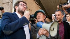 Jos� Manuel Sande, concejal de Culturas, entra a declarar en los juzgados de A Coru�a por el cartel de carnaval. Acompa�ado por el el alcalde, concejales y las comparsas