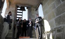 El conselleiro de Cultura realiz� una visita a los trabajos de restauraci�n del campanario. 