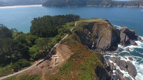 Vista a�rea del yacimiento arqueol�gico y la punta de O Sarridal
