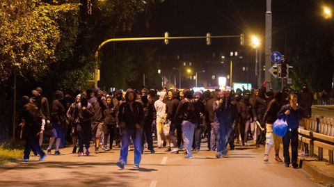 Altercados entre manifestantes y polic�as frente a un hogar de refugiados en la ciudad alemana de Heidenau