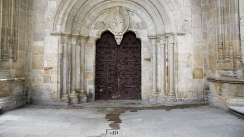 La puerta norte de la Catedral de Lugo es la ms daada por la orina, sobre todo sus herrajes.