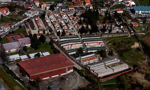 El crematorio proyectado por Funespa�a, que se ubicar� junto al cementerio de San Mauro , en la parte inferior de la imagen, est� a menos de 500 metros de algunas viviendas del barrio de A Parda.