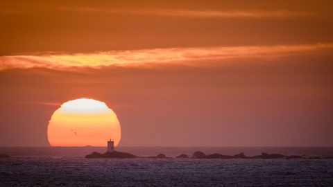 Puesta de sol con rayo verde en el limbo superior sobre las islas Serralleiras. La fotografa del ocaso se realiz desde Nigrn.