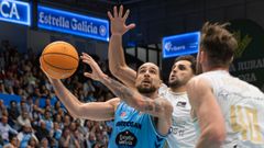 Francis Alonso, el maximo anotador breoganista esta temporada, en una penetraci�n en la visita del San Pablo Burgos al Pazo.