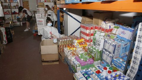 Voluntarios de C�ritas trabajan en el banco de alimentos de Boiro
