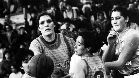 Uliana Semenova, la segunda por la izquierda, jugando un partido con el�Tintoretto de Getafe en 1987