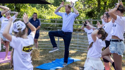 Haciendo las posturas de yoga que tocaba