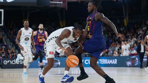 Keandre Cook trata de salvar la defensa de Myles Cale en la visita del Breog�n al Palau.