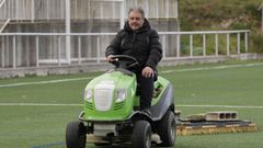 Domingo Gonz�lez preparando o c�spede artificial do campo de Boavista o pasado venres.