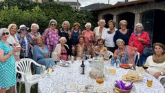 Amigas de Pilarín, en el centro de pie y de negro, la acompañaron en su 90º cumpleaños en su chalé de Covas