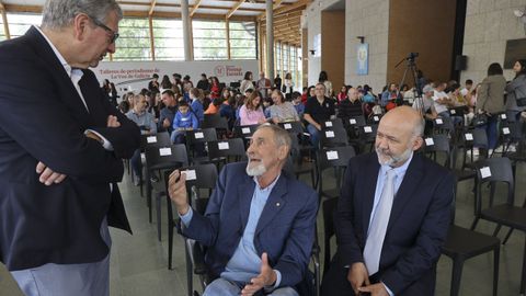 El delegado de La Voz en Santiago, Ignacio Carballo (izquierda) charla con Jos Antonio Daz Nez, Machio, alma mter de Voz Natura, el presencia de Miguel Leiva, del colegio San Lorenzo de Lugo (derecha)