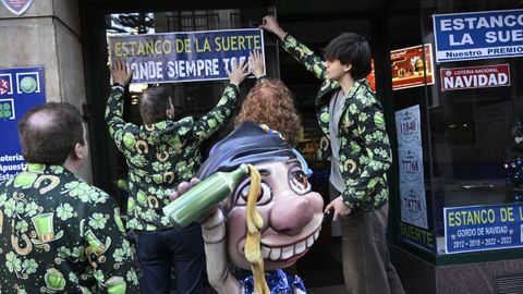 Empleados de una administraci�n de loter�a de Oviedo celebran tras haber vendido d�cimos del 90693, el tercer premio, y del 77715, uno de los quintos premios, durante el Sorteo Extraordinario de la Loter�a de Navidad