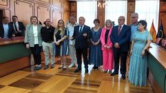 El alcalde de Monforte, Jos� Tom�, con el bast�n de mando, y junto a sus concejales el a�o pasado tras su tercera toma de posesi�n