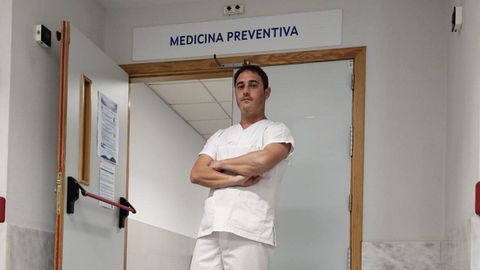 El profesional con su uniforme habitual en el rea de medicina preventiva del Hospital Clnico.