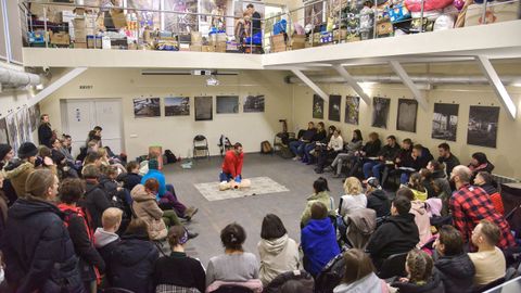 Los civiles reciben formaci�n m�dica en Lviv 