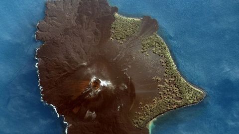 Foto area de la isla formada por el volcn Krakatoa