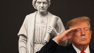 Donald Trump, ante una representaci�n de Crist�bal Col�n