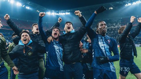 Los jugadores del Celta, celebrando el triunfo sobre el Lyon en el Groupama Stadium.
