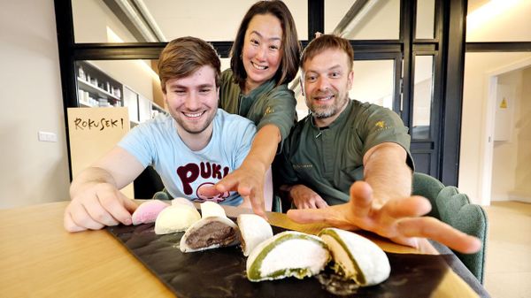 Alexander, de Puki Bubble Tea, con Natsumi y Felipe, ante la serie limitada de mochis que elaboran en el obrador de postres artesanos Chaya, vinculado a Rokuseki, su restaurante especializado en barbacoa japonesa (yakiniku) en Vigo.