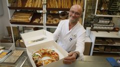 Rolando mostrando este viernes uno de los tradicionales roscones que vendi� por la festividad de Reyes