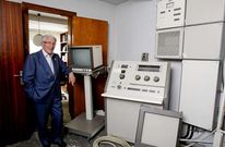 El endocrin�logo Fernando Pardo, con la m�quina de rayos X que us� hasta el pasado 30 de junio. 