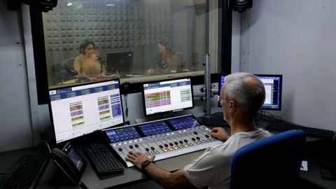 Anta Daz y Loreto Silvoso en los estudios de Radio Voz, con el control de Jess Villares.