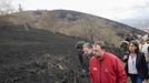 El presidente del principado de Asturias, Adri�n Barb�n, acompa�a al alcalde de Oviedo, Allfredo Canteli , durante su visita a las zonas quemadas del Monte Naranco de Oviedo