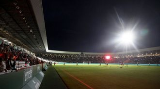 Iluminaci&oacute;n artificial del campo de A Malata
