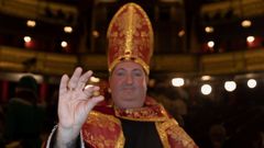Un hombre disfrazado de Papa en el el Sorteo Extraordinario de la Loter�a de Navidad 2025, en el Teatro Real.