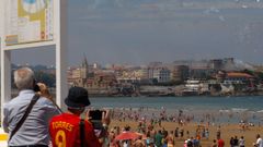 Ba�istas en la playa de San Lorenzo, durante el Restall�n
