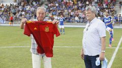 El presidente del Ribadeo FC, Pedro Posada, hizo entrega de varios detalles a Ochoa antes del Emma Cuervo en el Pepe Barrera.