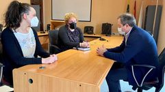 El alcalde se reuni� con la educadora social y la orientadora del instituto Davi�a Rey