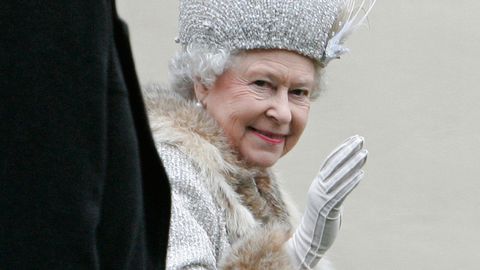 La reina de Inglaterra se despide de los periodistas durante una visita oficial a Eslovaquia, en una fotografa de archivo del ao 2008.