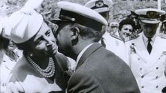 Beso de Francisco Franco a su esposa, Carmen Polo, durante una visita a Galicia.