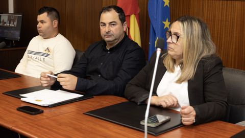 En el centro, José Manuel Pérez Abelenda, portavoz del PSOE en Coristanco.