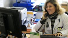 Una doctora de familia atiende por tel�fono 