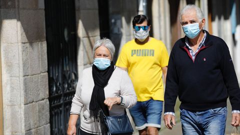 ersonas con masacarilla por las calles de Viveiro