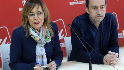 La eurodiputada y candidata de IU a la Presidencia del Principado, �ngela Vallina, y el diputado auton�mico Ovidio Zapico
